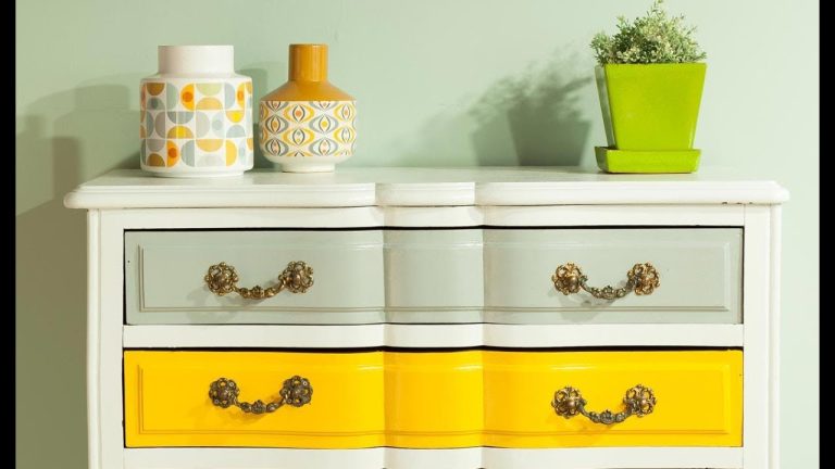 El encanto vintage de cómodas antiguas pintadas a la tiza: ¡un toque nostálgico y moderno en tu hogar!